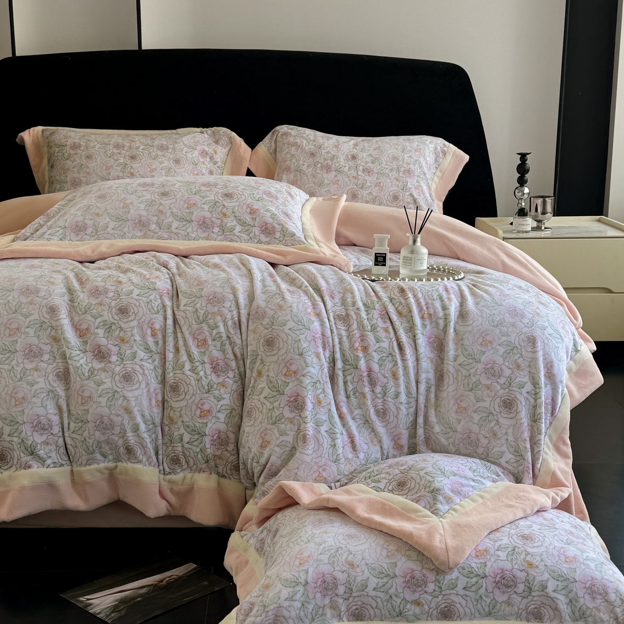 91家纺网 家纺一手货源 找家纺 （总）娇逸家居 2025新款高克重A类数码印花牛奶绒双拼边款四件套