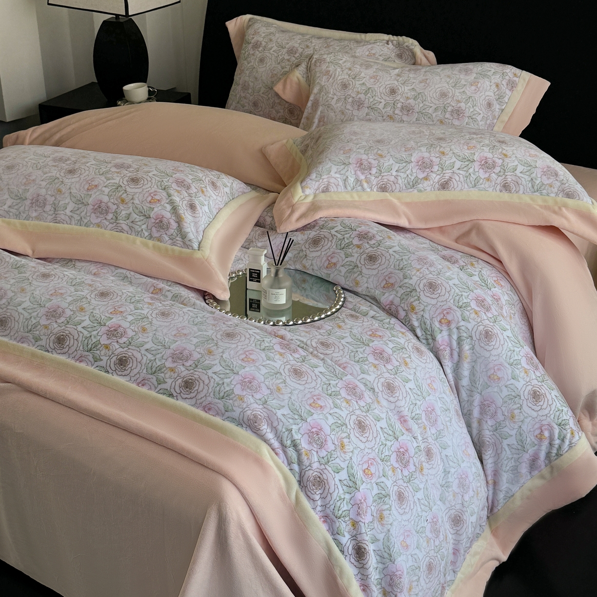 91家纺网 家纺一手货源 找家纺 （总）娇逸家居 2025新款高克重A类数码印花牛奶绒双拼边款四件套