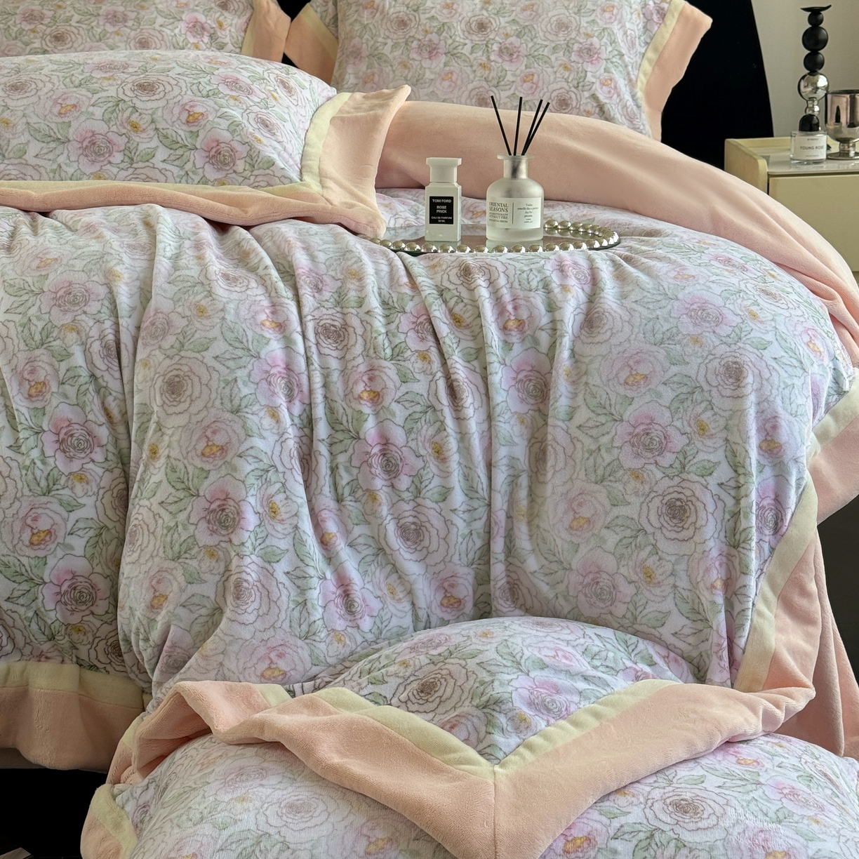 91家纺网 家纺一手货源 找家纺 （总）娇逸家居 2025新款高克重A类数码印花牛奶绒双拼边款四件套