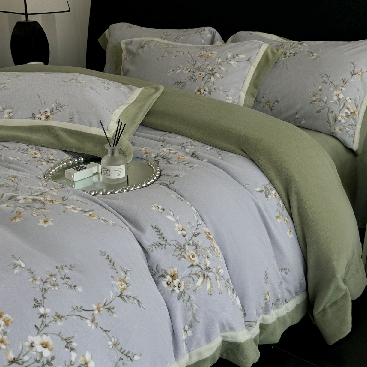 91家纺网 家纺一手货源 找家纺 （总）娇逸家居 2025新款高克重A类数码印花牛奶绒双拼边款四件套