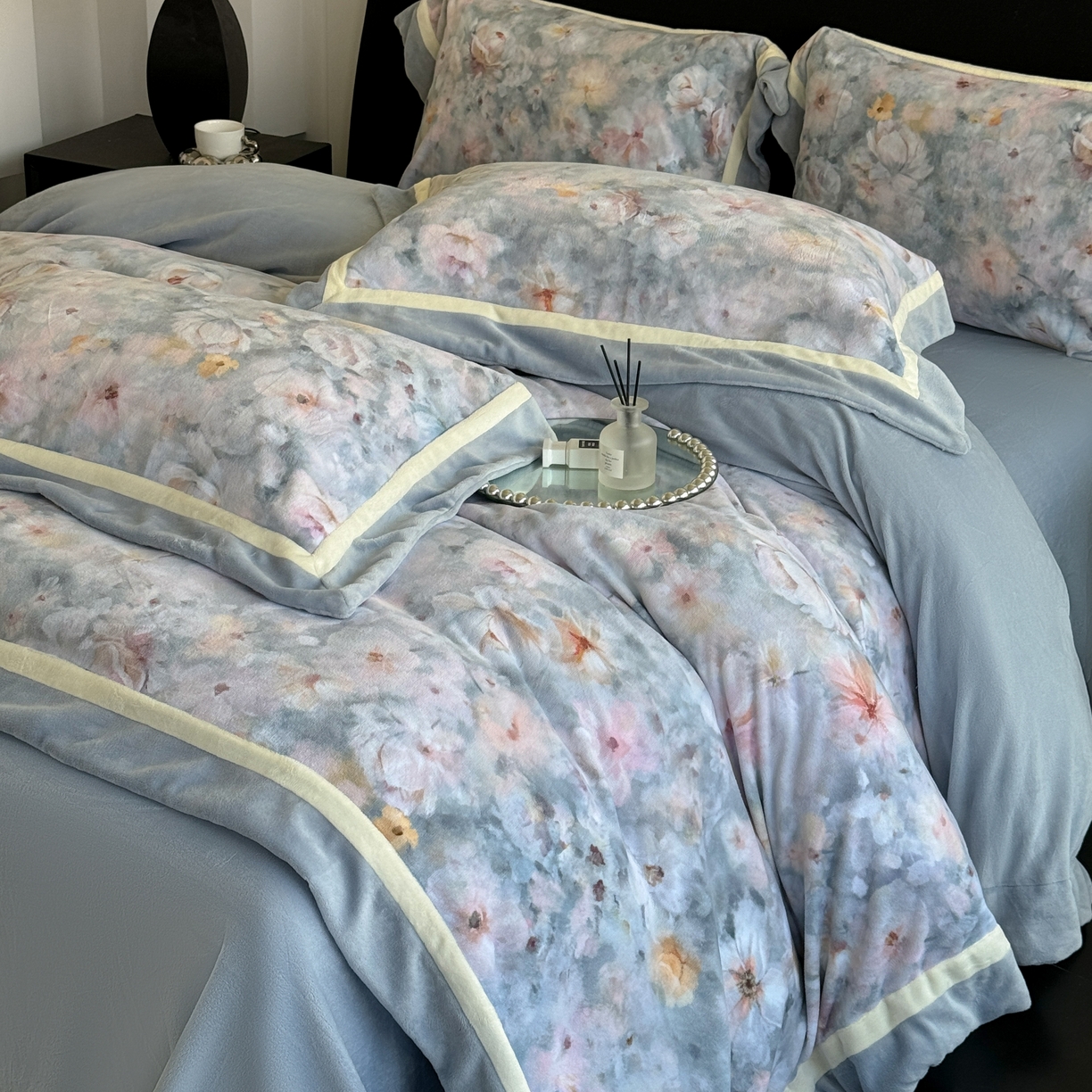 91家纺网 家纺一手货源 找家纺 （总）娇逸家居 2025新款高克重A类数码印花牛奶绒双拼边款四件套