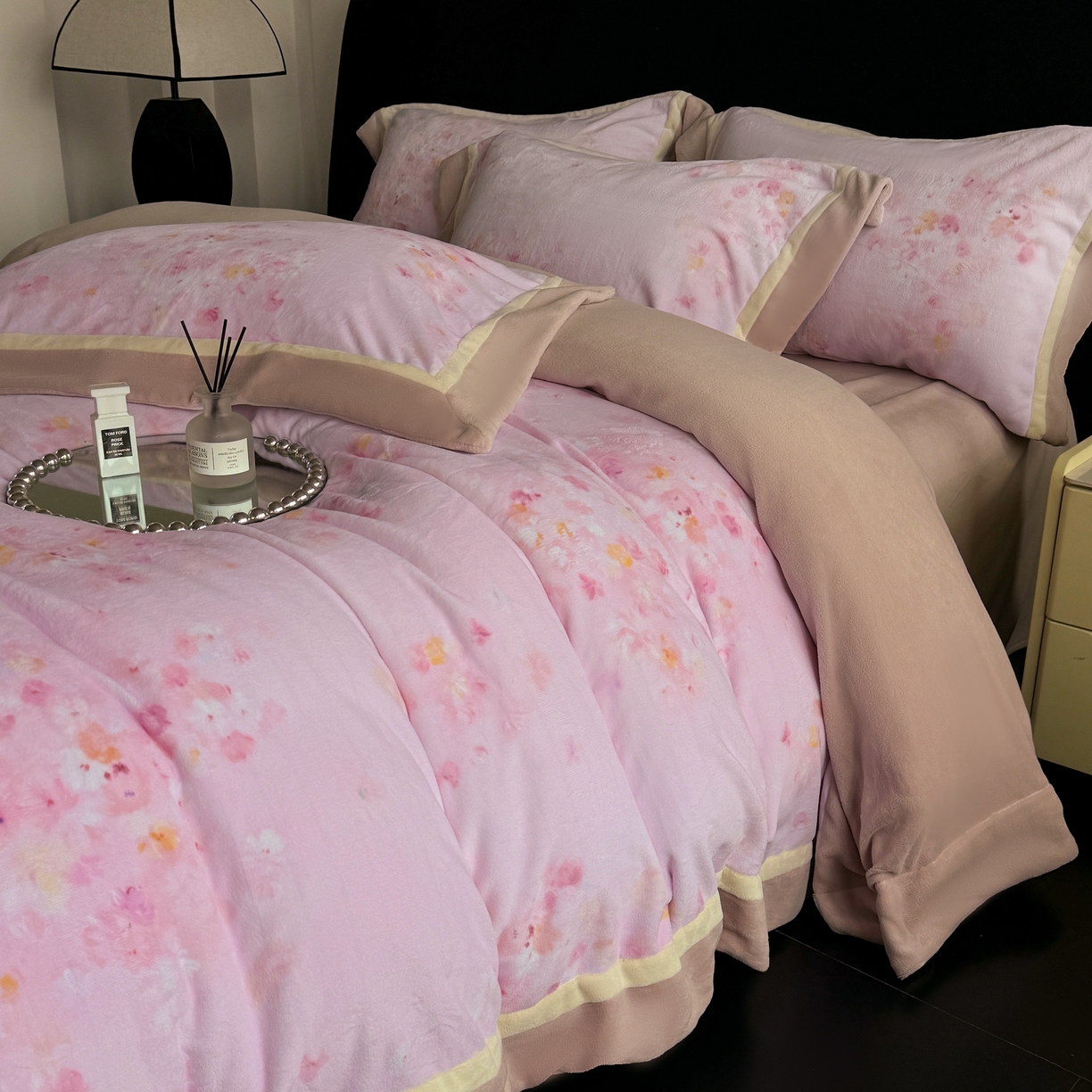 91家纺网 家纺一手货源 找家纺 （总）娇逸家居 2025新款高克重A类数码印花牛奶绒双拼边款四件套