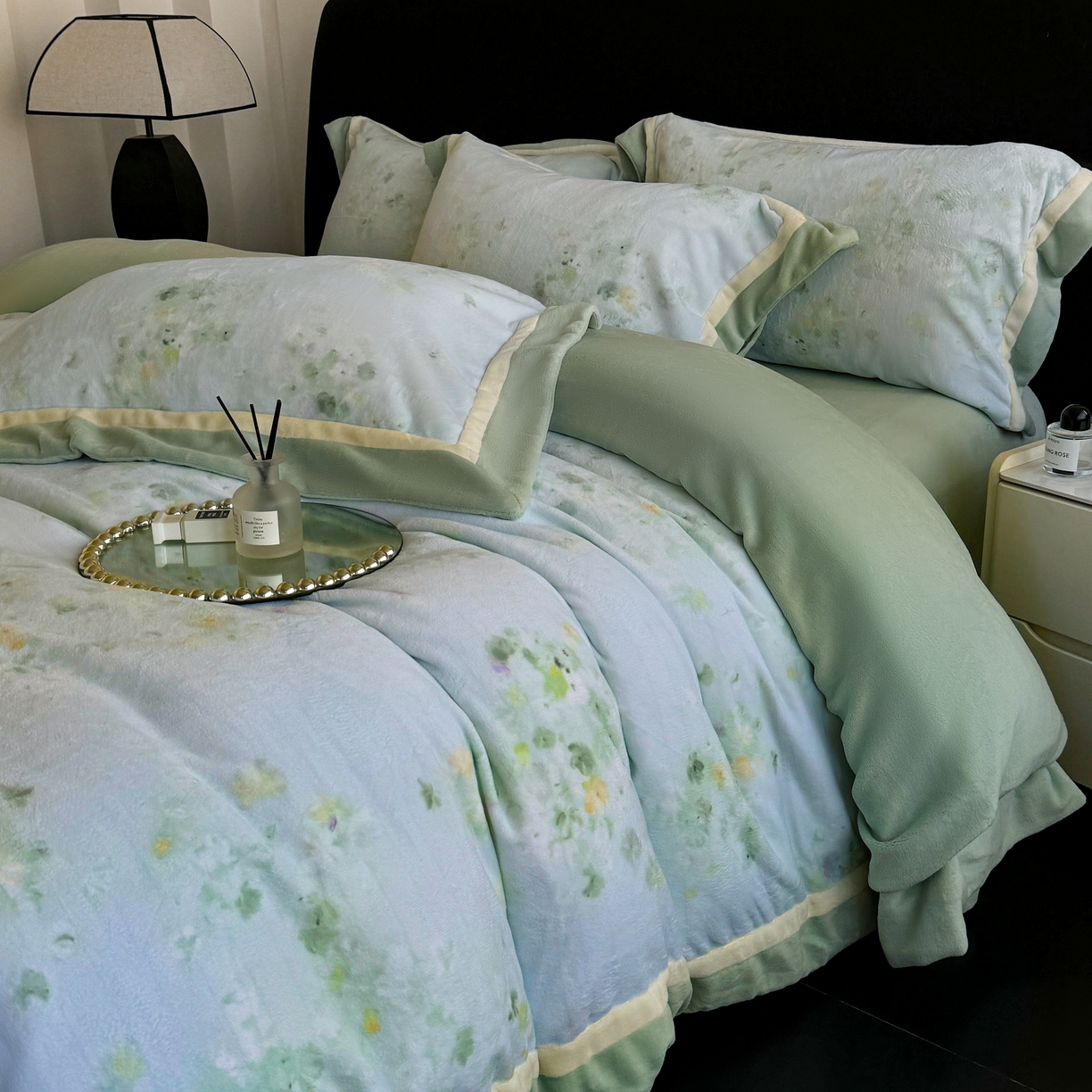 91家纺网 家纺一手货源 找家纺 （总）娇逸家居 2025新款高克重A类数码印花牛奶绒双拼边款四件套