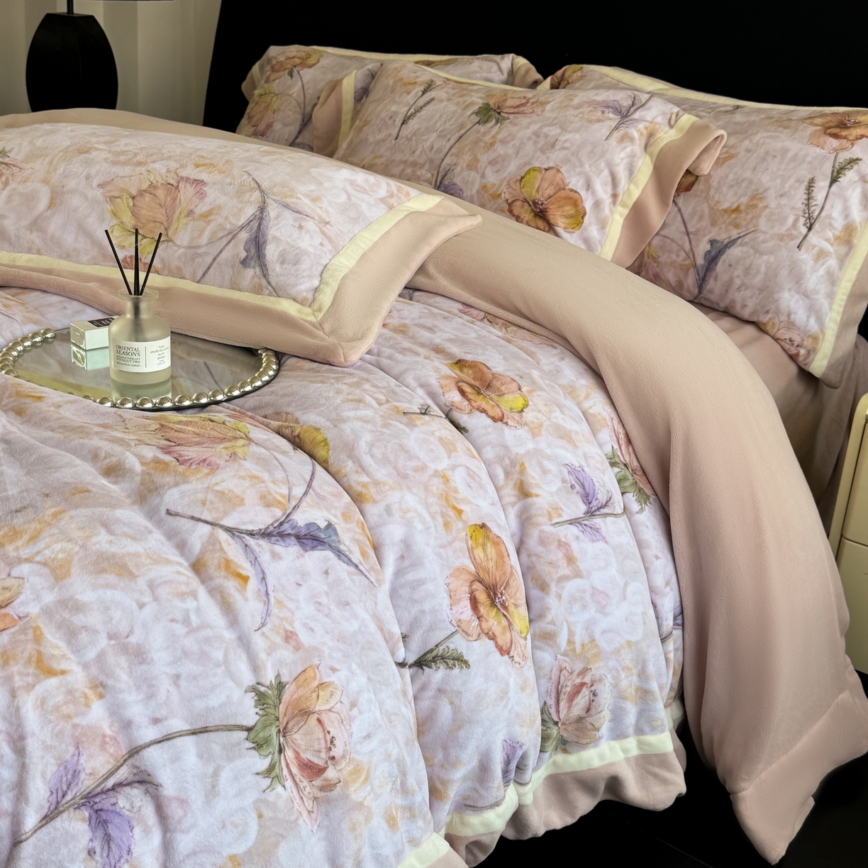 91家纺网 家纺一手货源 找家纺 （总）娇逸家居 2025新款高克重A类数码印花牛奶绒双拼边款四件套