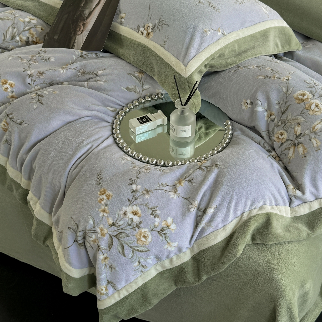 91家纺网 家纺一手货源 找家纺 娇逸家居 2025新款高克重A类数码印花牛奶绒双拼边款四件套 采薇灰