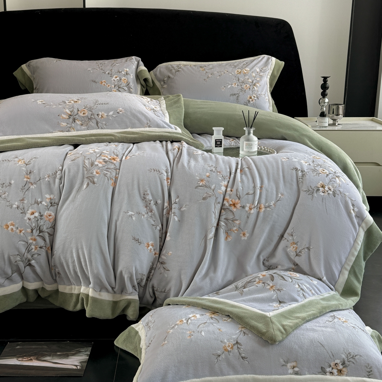 91家纺网 家纺一手货源 找家纺 娇逸家居 2025新款高克重A类数码印花牛奶绒双拼边款四件套 采薇灰