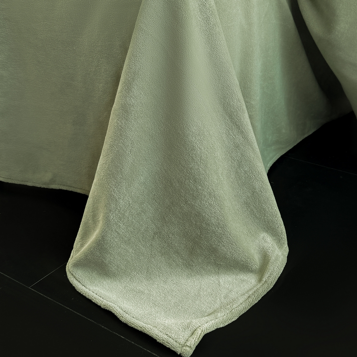 91家纺网 家纺一手货源 找家纺 娇逸家居 2025新款高克重A类数码印花牛奶绒双拼边款四件套 采薇灰