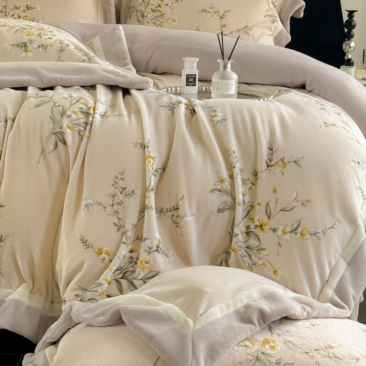 91家纺网 家纺一手货源 找家纺 娇逸家居 2025新款高克重A类数码印花牛奶绒双拼边款四件套 采薇米