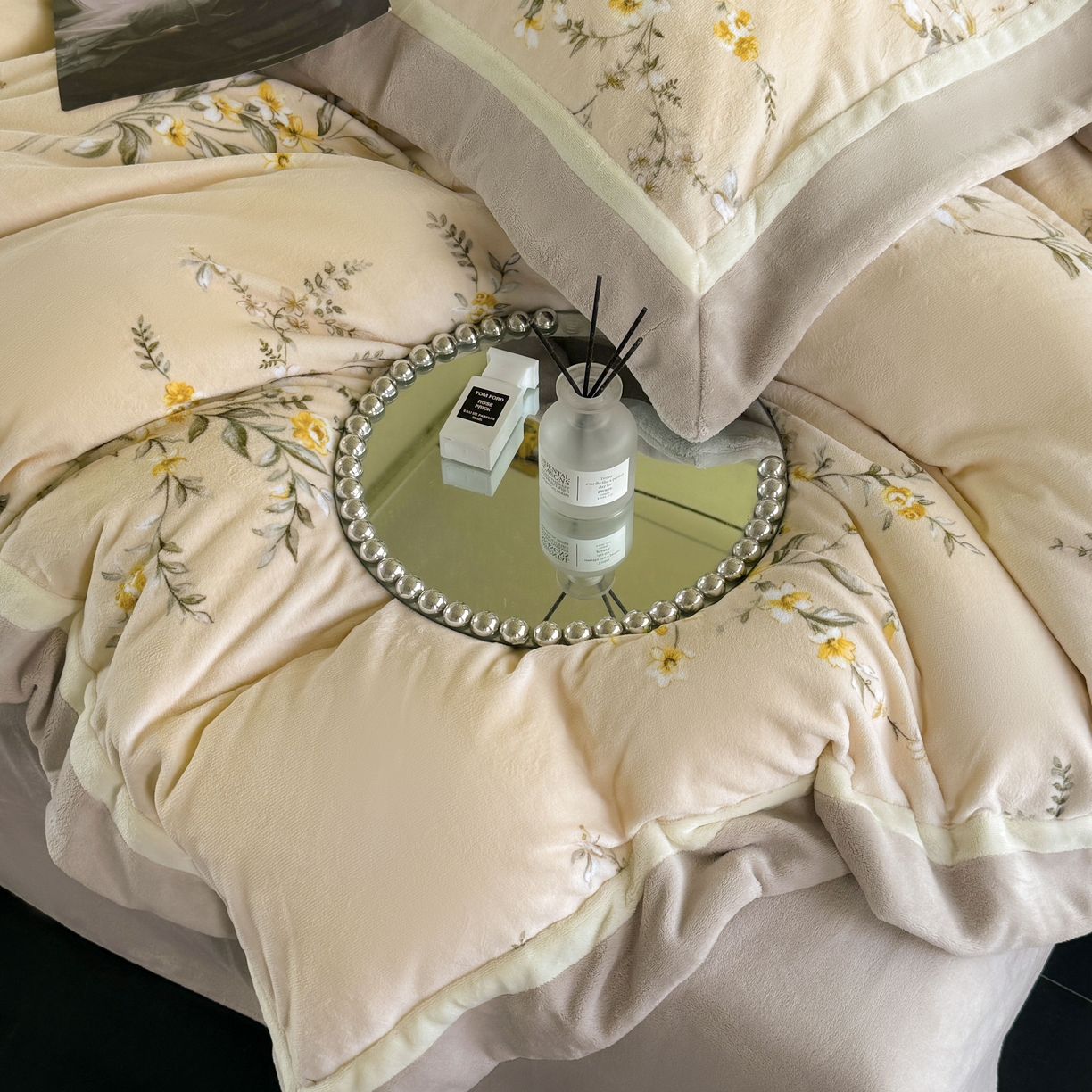 91家纺网 家纺一手货源 找家纺 娇逸家居 2025新款高克重A类数码印花牛奶绒双拼边款四件套 采薇米