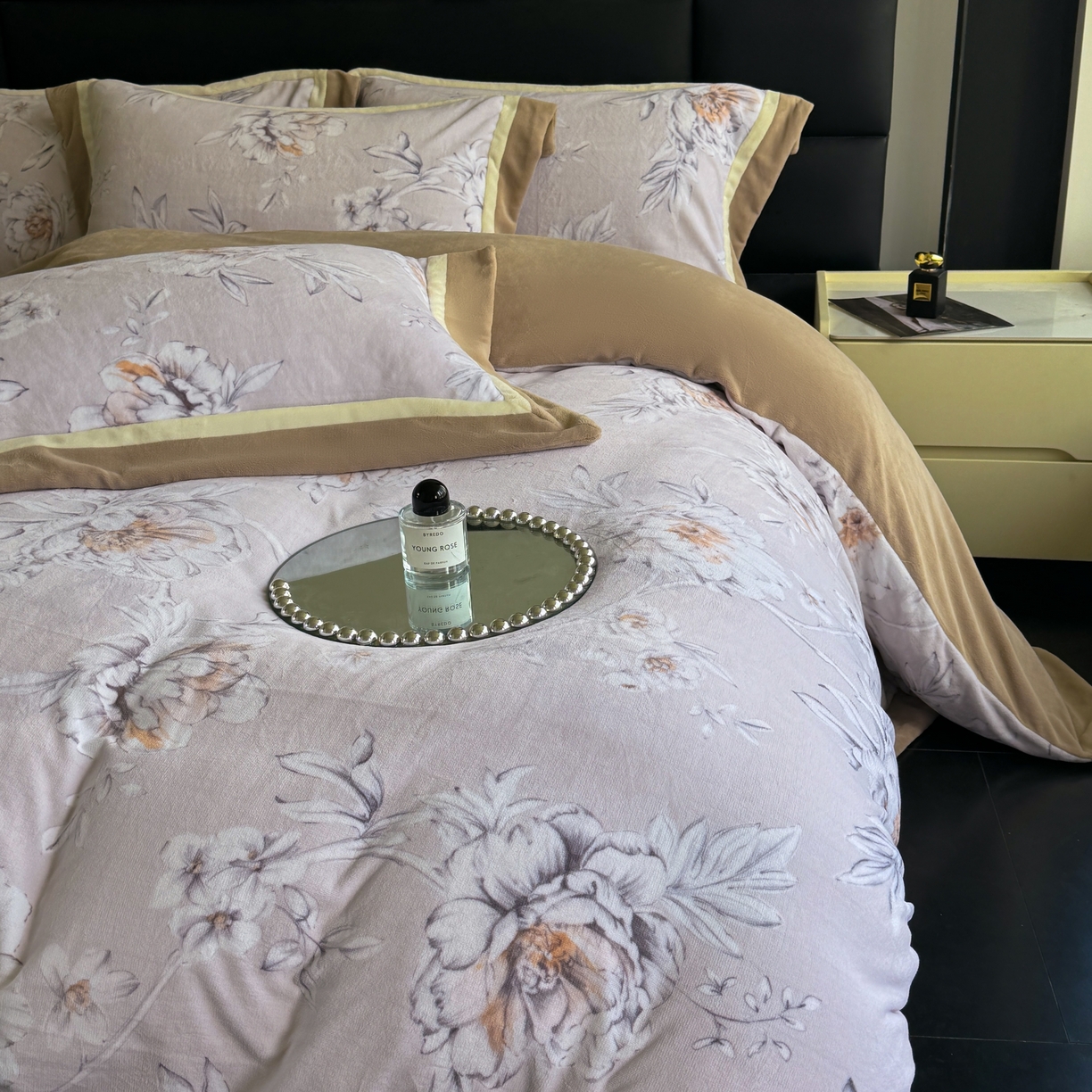 91家纺网 家纺一手货源 找家纺 娇逸家居 2025新款高克重A类数码印花牛奶绒双拼边款四件套 扶桑