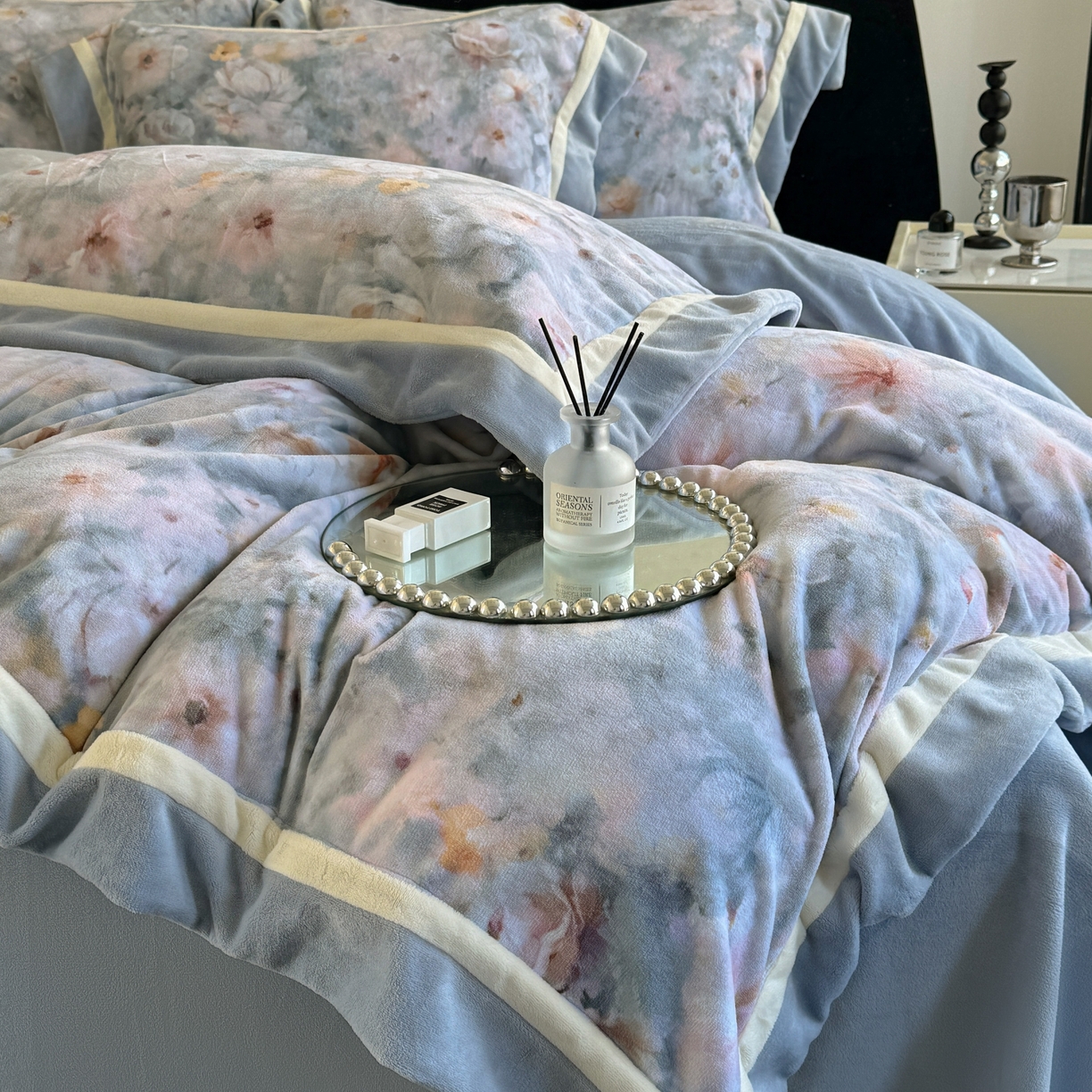 91家纺网 家纺一手货源 找家纺 娇逸家居 2025新款高克重A类数码印花牛奶绒双拼边款四件套 浅影