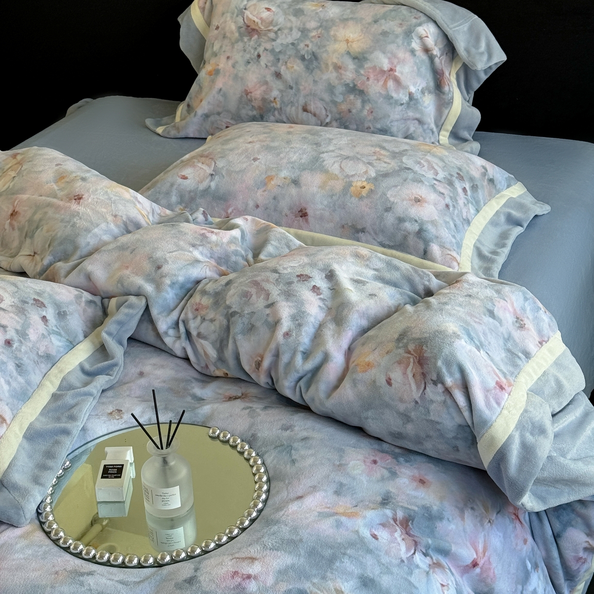 91家纺网 家纺一手货源 找家纺 娇逸家居 2025新款高克重A类数码印花牛奶绒双拼边款四件套 浅影