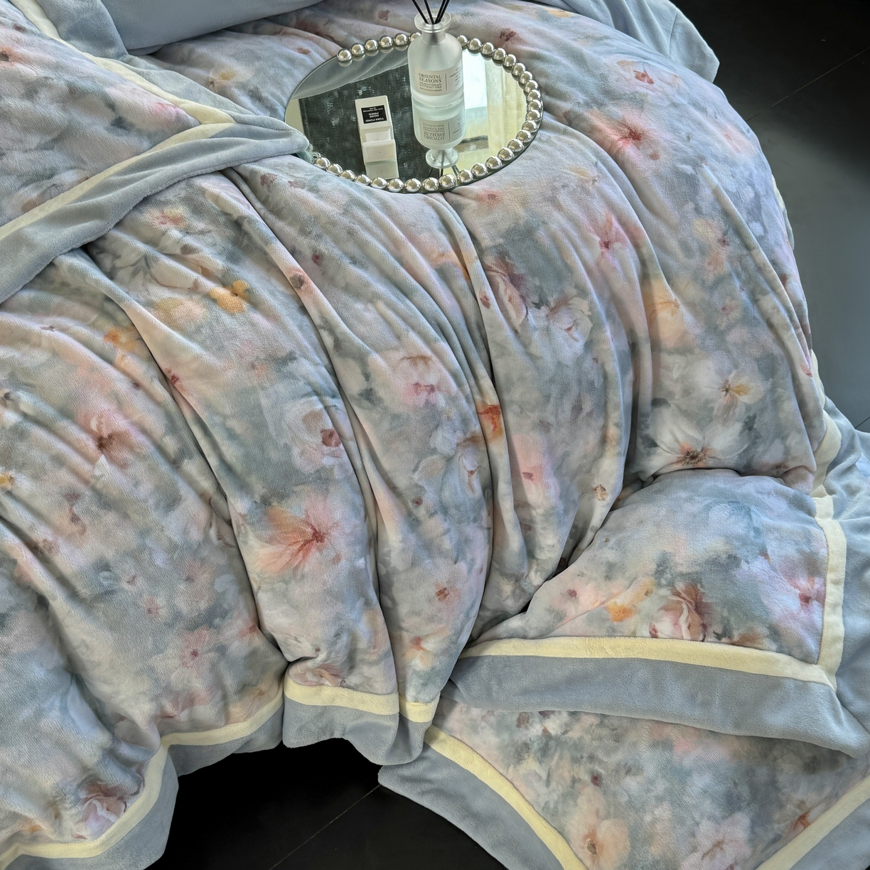 91家纺网 家纺一手货源 找家纺 娇逸家居 2025新款高克重A类数码印花牛奶绒双拼边款四件套 浅影