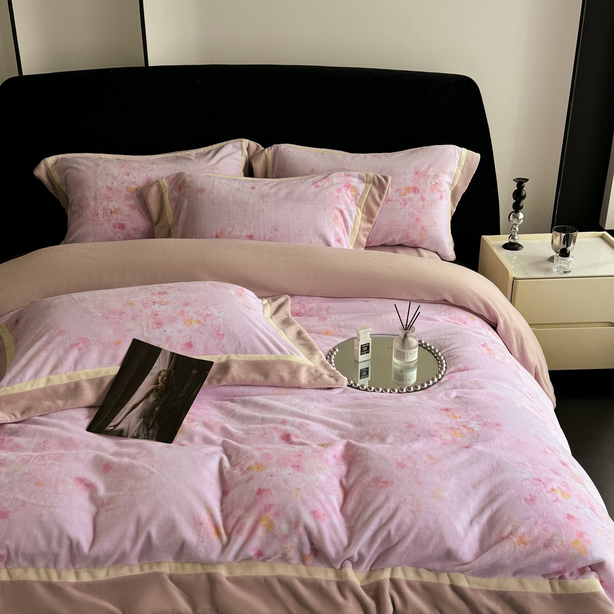 91家纺网 家纺一手货源 找家纺 娇逸家居 2025新款高克重A类数码印花牛奶绒双拼边款四件套 秋灵粉