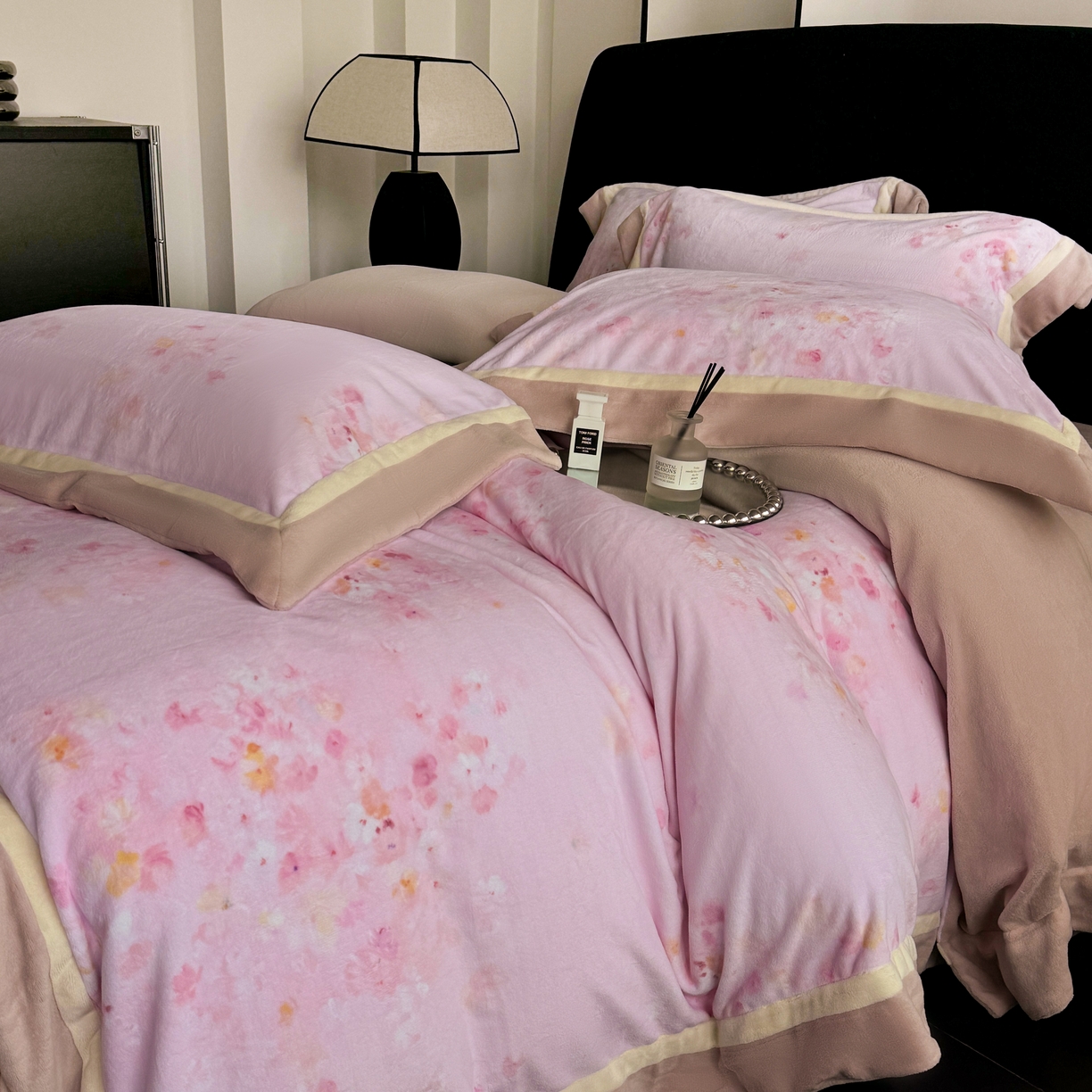 91家纺网 家纺一手货源 找家纺 娇逸家居 2025新款高克重A类数码印花牛奶绒双拼边款四件套 秋灵粉