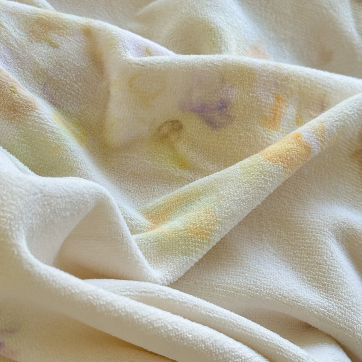 91家纺网 家纺一手货源 找家纺 娇逸家居 2025新款高克重A类数码印花牛奶绒双拼边款四件套 秋灵黄