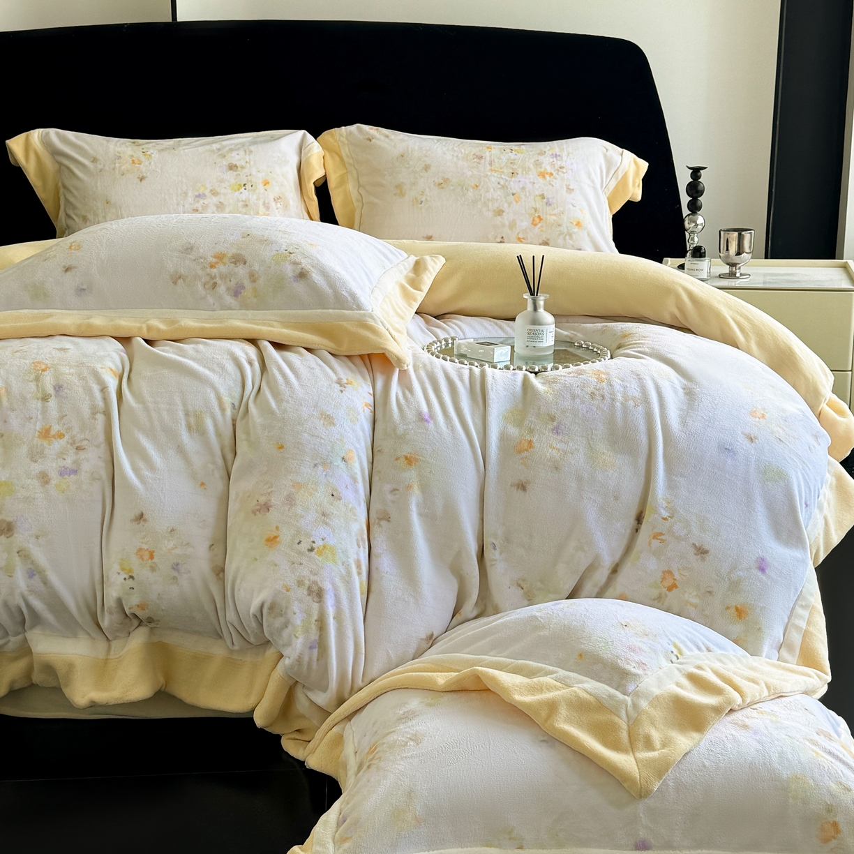 91家纺网 家纺一手货源 找家纺 娇逸家居 2025新款高克重A类数码印花牛奶绒双拼边款四件套 秋灵黄