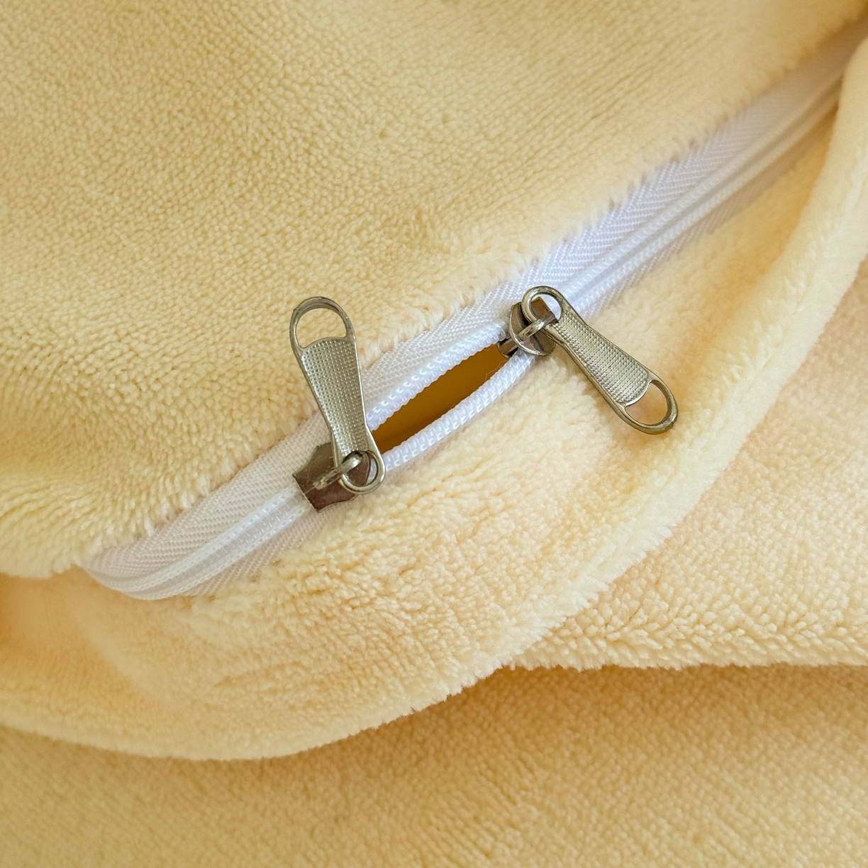 91家纺网 家纺一手货源 找家纺 娇逸家居 2025新款高克重A类数码印花牛奶绒双拼边款四件套 秋灵黄