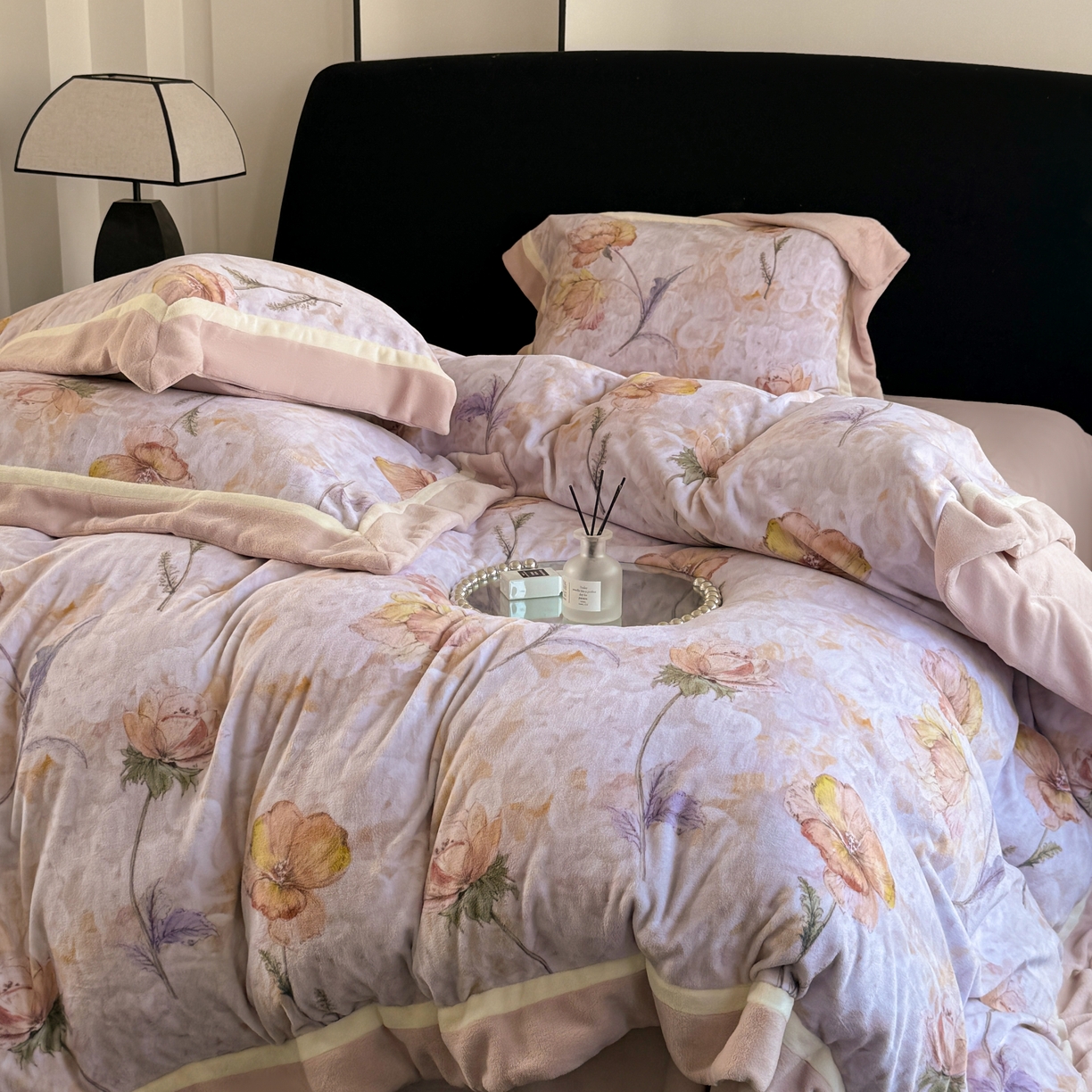 91家纺网 家纺一手货源 找家纺 娇逸家居 2025新款高克重A类数码印花牛奶绒双拼边款四件套 舜华粉