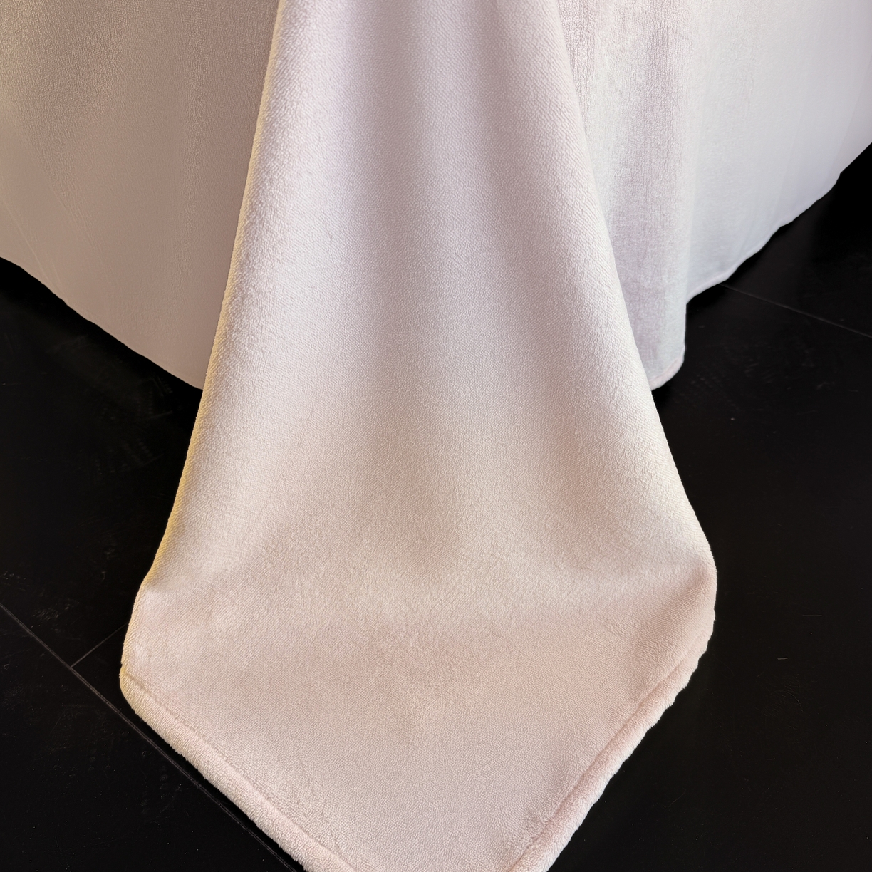 91家纺网 家纺一手货源 找家纺 娇逸家居 2025新款高克重A类数码印花牛奶绒双拼边款四件套 栩蝶