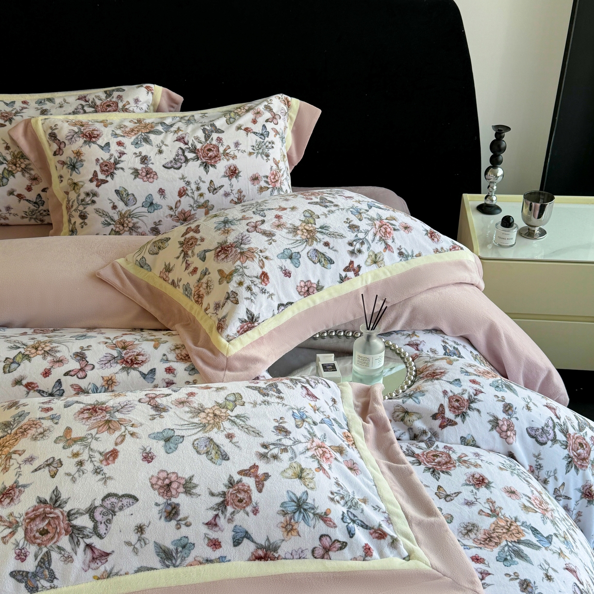 91家纺网 家纺一手货源 找家纺 娇逸家居 2025新款高克重A类数码印花牛奶绒双拼边款四件套 栩蝶