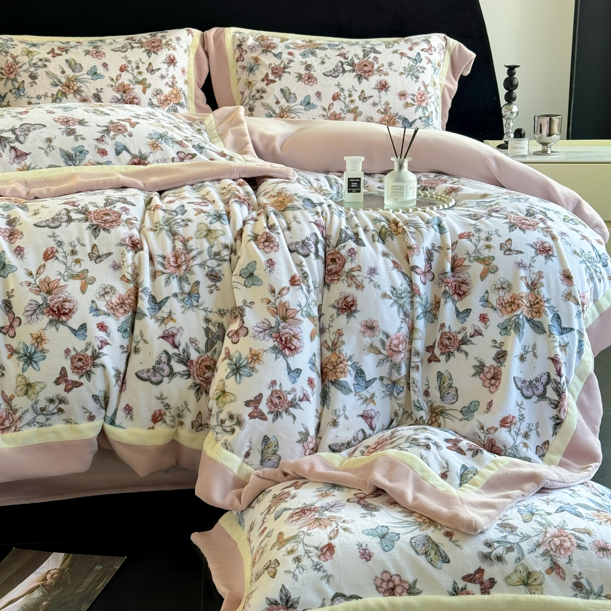 91家纺网 家纺一手货源 找家纺 娇逸家居 2025新款高克重A类数码印花牛奶绒双拼边款四件套 栩蝶