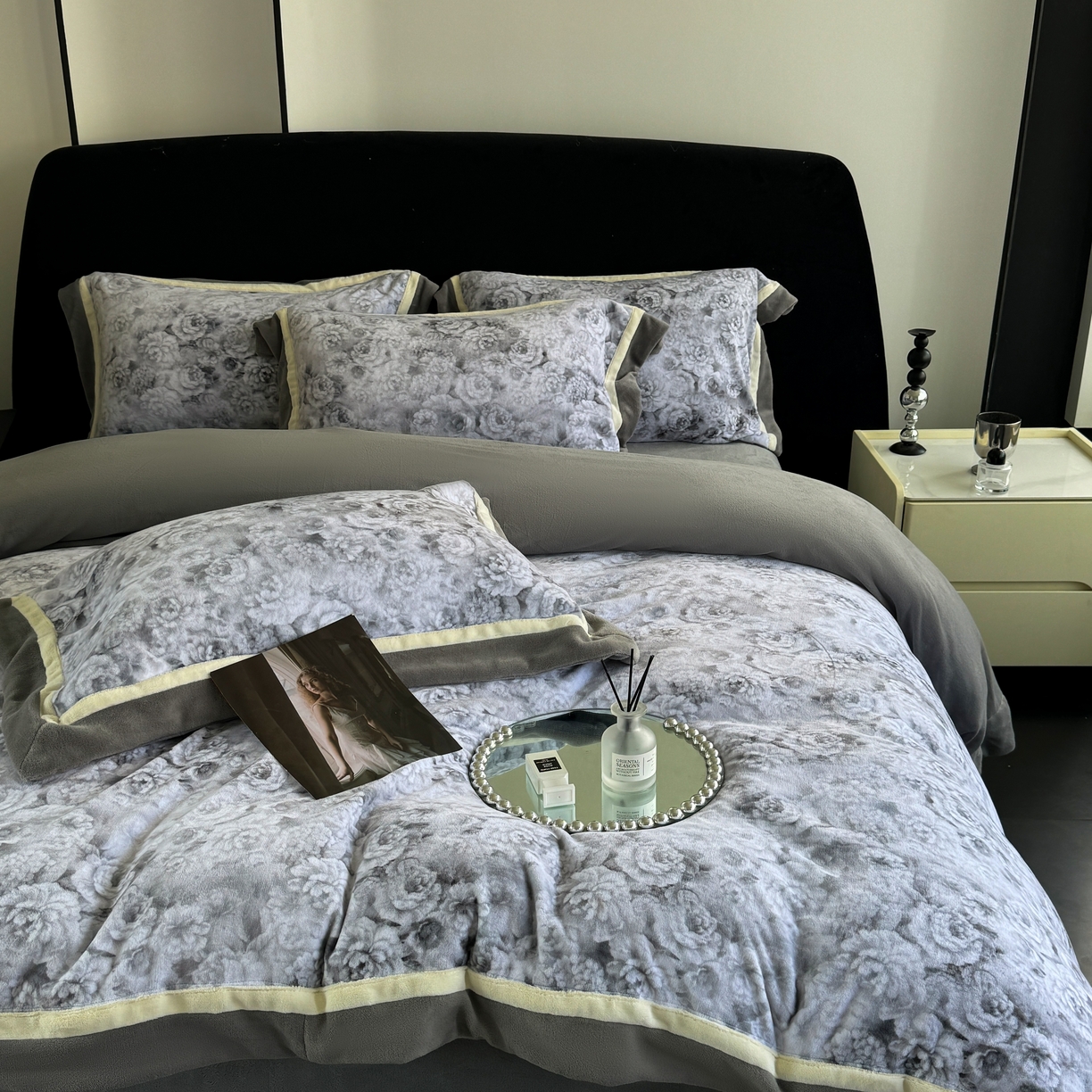 91家纺网 家纺一手货源 找家纺 娇逸家居 2025新款高克重A类数码印花牛奶绒双拼边款四件套 璎珞