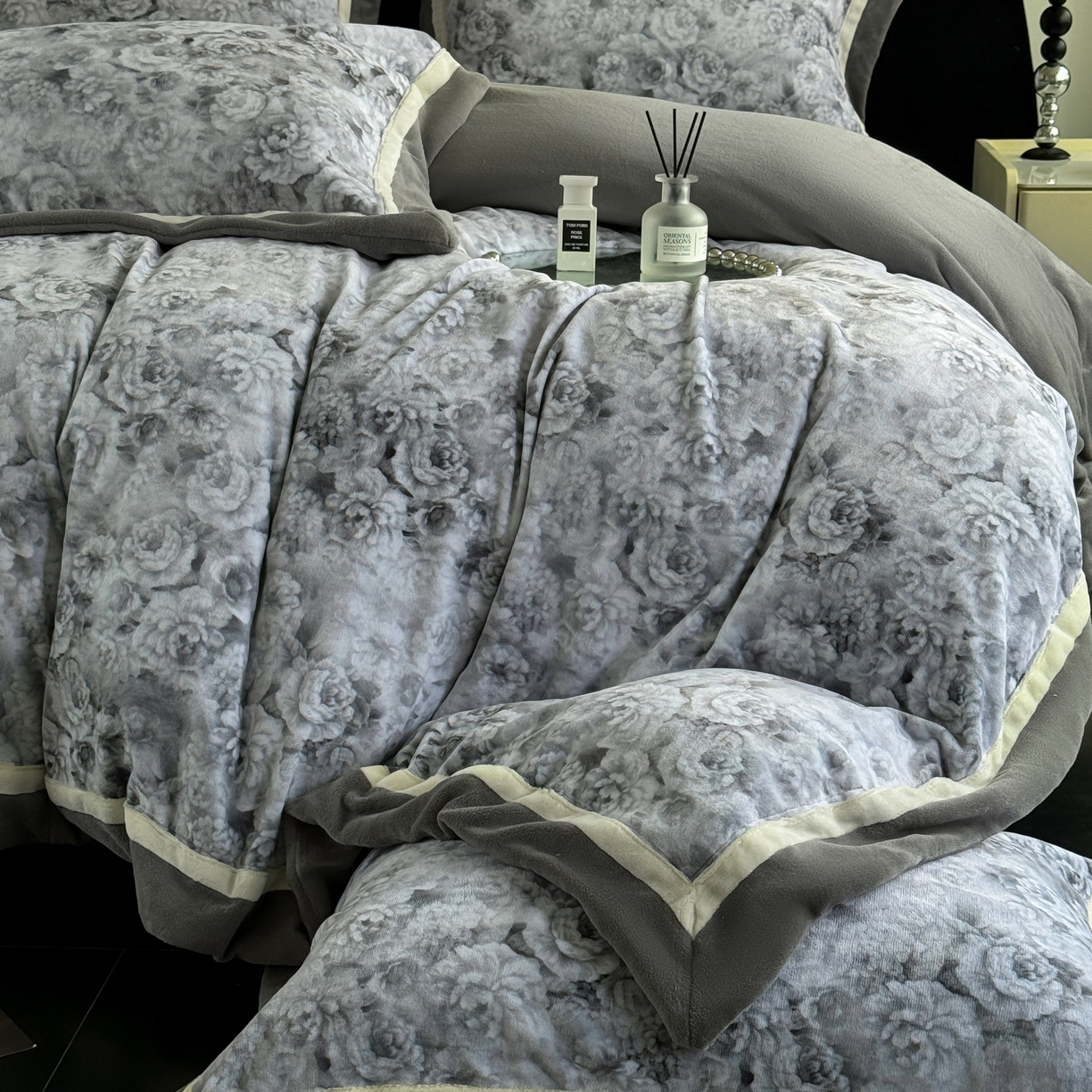 91家纺网 家纺一手货源 找家纺 娇逸家居 2025新款高克重A类数码印花牛奶绒双拼边款四件套 璎珞