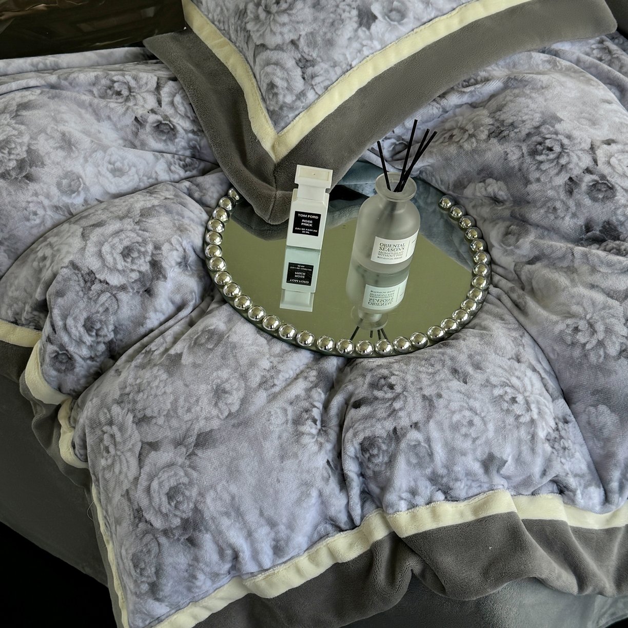 91家纺网 家纺一手货源 找家纺 娇逸家居 2025新款高克重A类数码印花牛奶绒双拼边款四件套 璎珞