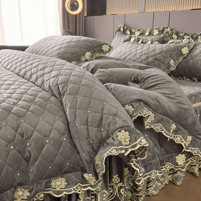 91家纺网 家纺一手货源 找家纺 罗艺轩 2025新款婴儿绒加厚保暖床裙式四件套-心语 心语-高级灰