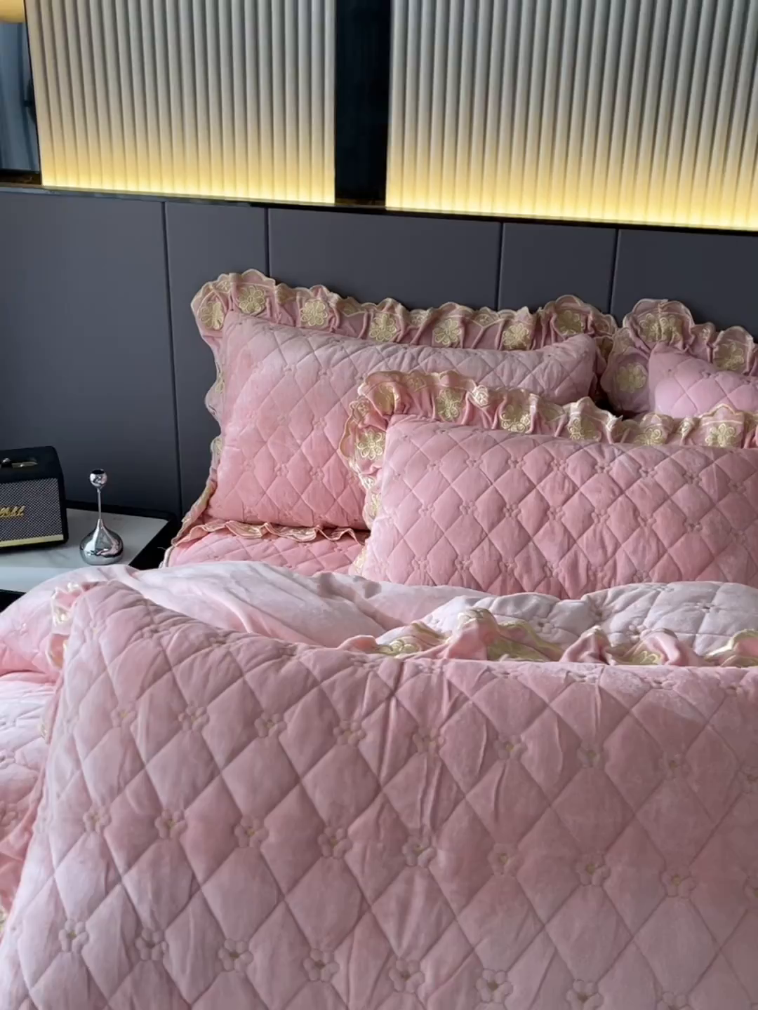 91家纺网 家纺一手货源 找家纺 罗艺轩 2025新款婴儿绒加厚保暖床裙式四件套-心语 心语-樱花粉