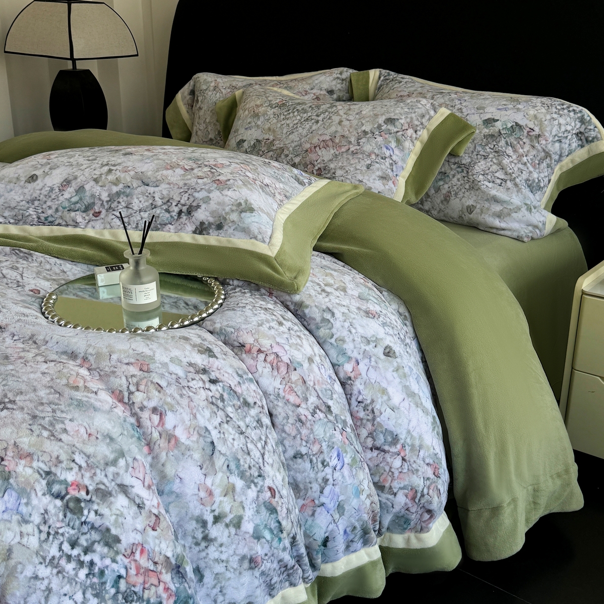 娇逸家居 2025新款高克重A类数码印花牛奶绒双拼边款四件套 玉树