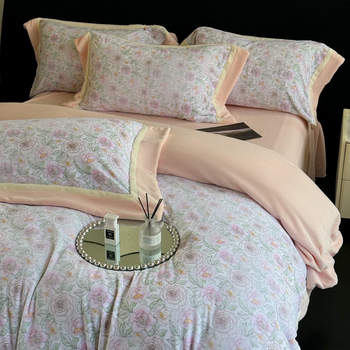 91家纺网 家纺一手货源 找家纺 娇逸家居 2025新款高克重A类数码印花牛奶绒双拼边款四件套 芸芙