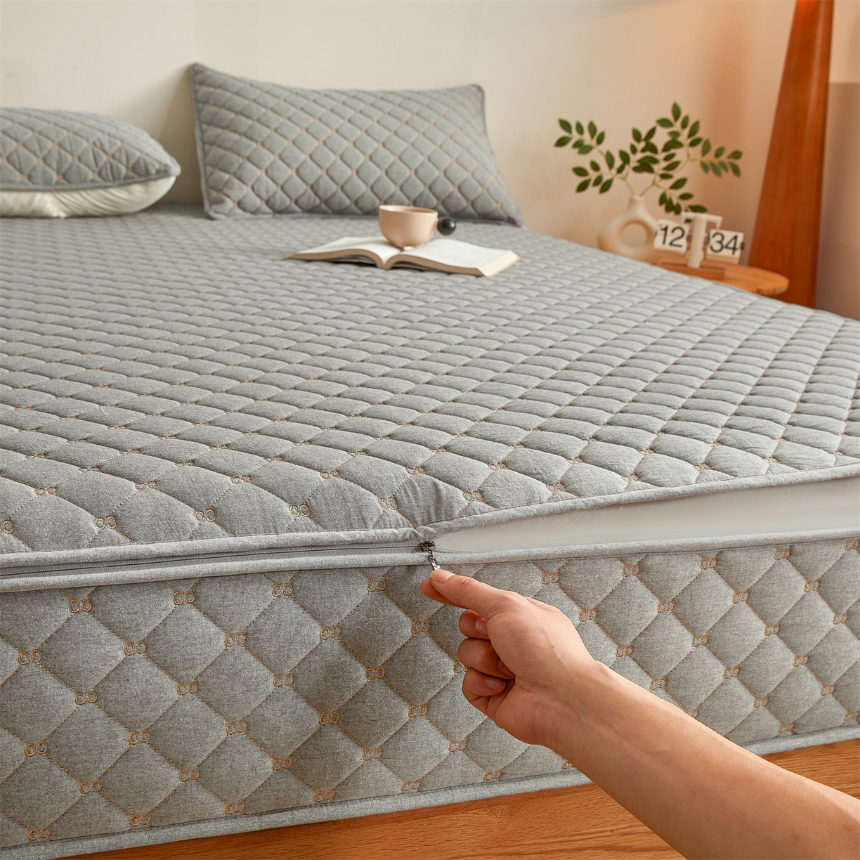 91家纺网 家纺一手货源 找家纺 （总）伊人坊 2025新款A类全棉水洗棉六面全包夹棉床笠床垫保护套拉链床笠