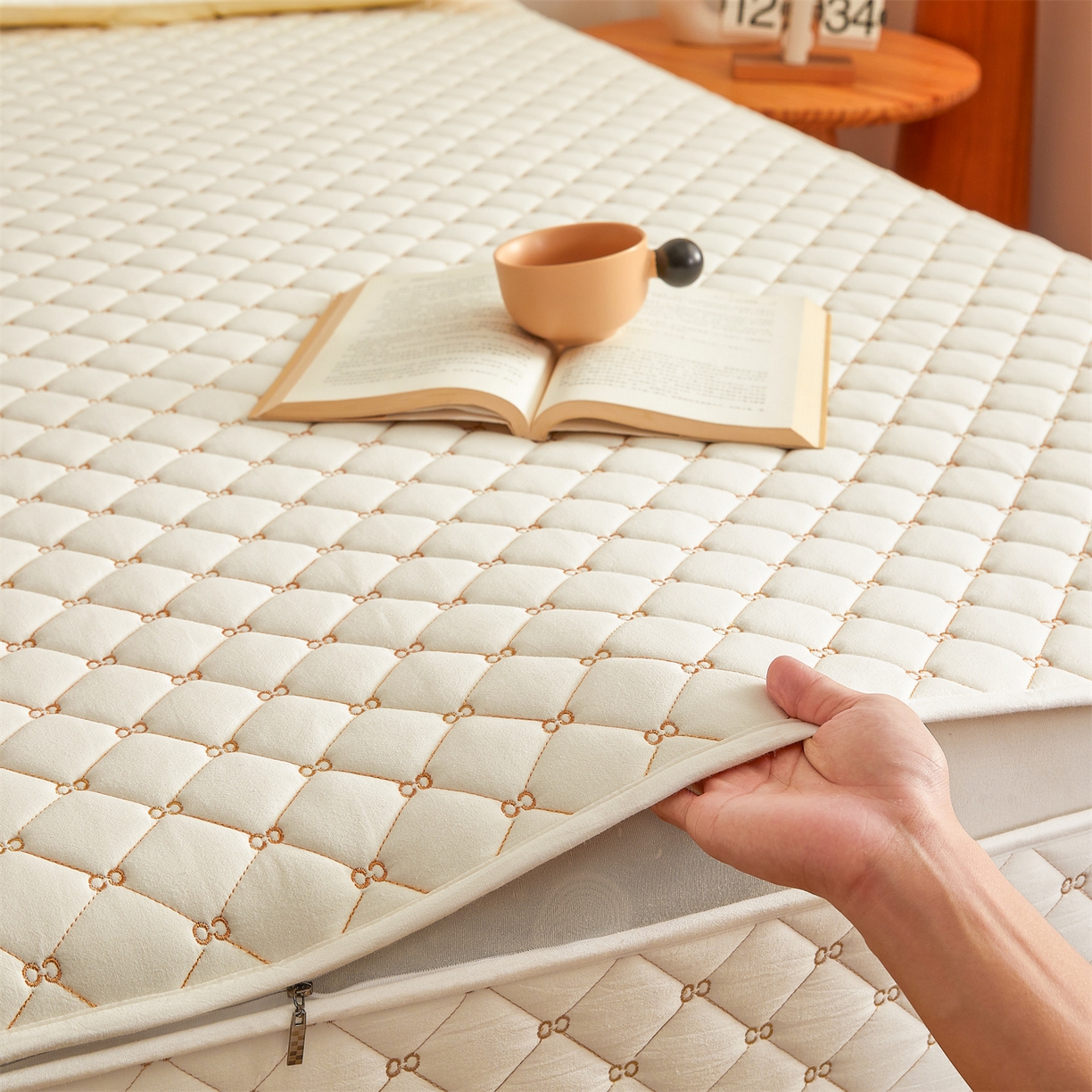 91家纺网 家纺一手货源 找家纺 伊人坊 2025新款A类全棉水洗棉六面全包夹棉床笠床垫保护套拉链床笠 云朵白