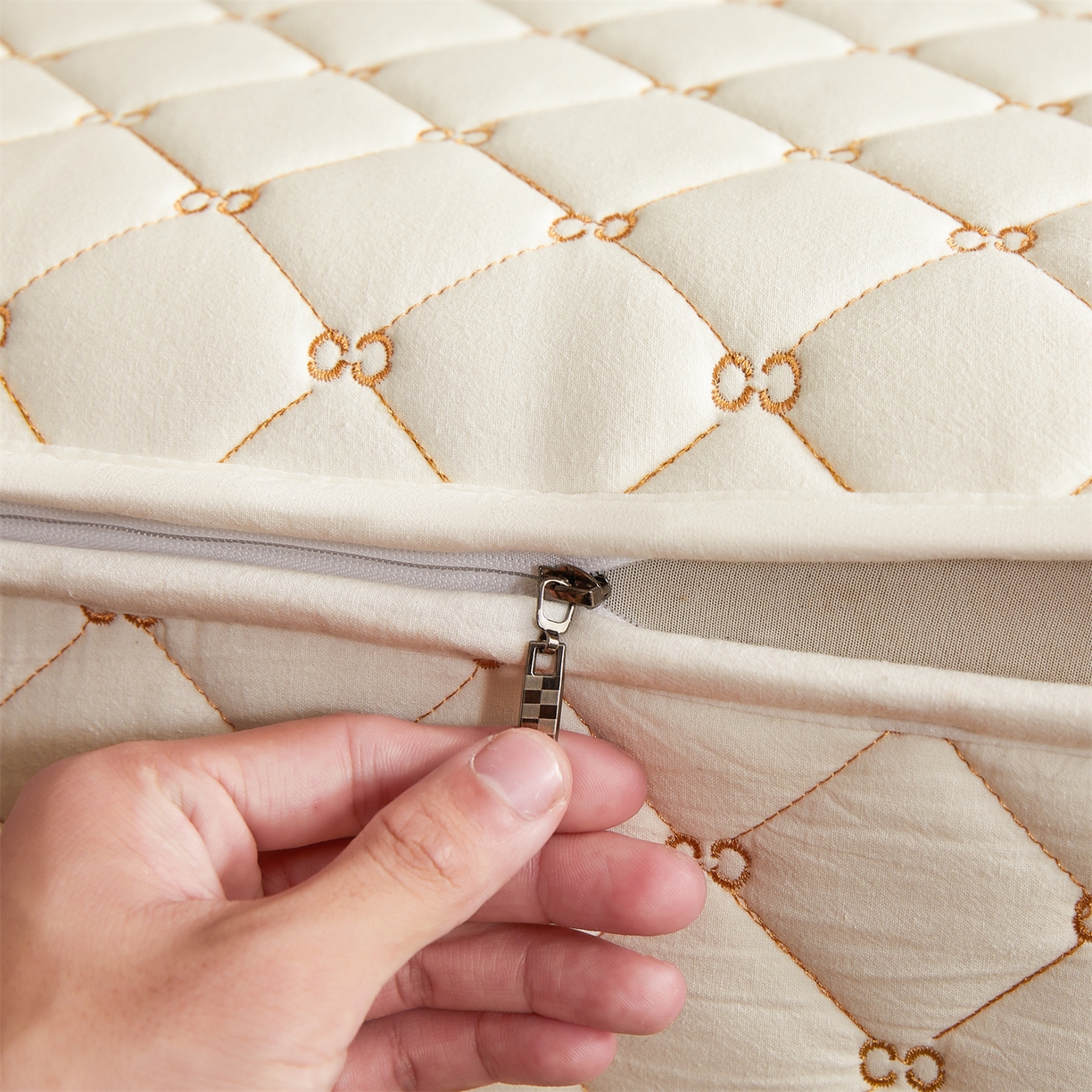 91家纺网 家纺一手货源 找家纺 伊人坊 2025新款A类全棉水洗棉六面全包夹棉床笠床垫保护套拉链床笠 云朵白