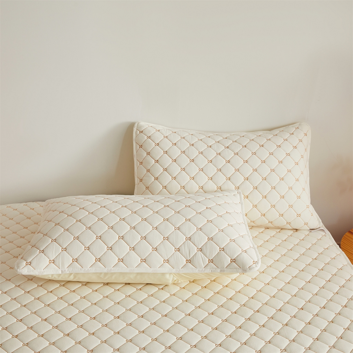 91家纺网 家纺一手货源 找家纺 伊人坊 2025新款A类全棉水洗棉六面全包夹棉床笠床垫保护套拉链床笠 云朵白