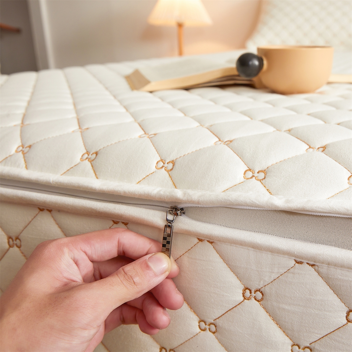 91家纺网 家纺一手货源 找家纺 伊人坊 2025新款A类全棉水洗棉六面全包夹棉床笠床垫保护套拉链床笠 云朵白