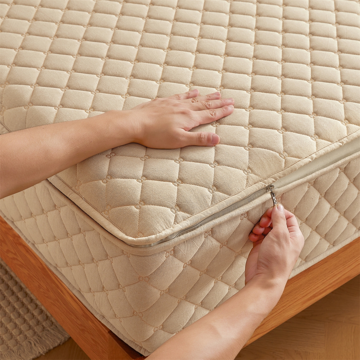 91家纺网 家纺一手货源 找家纺 伊人坊 2025新款A类全棉水洗棉六面全包夹棉床笠床垫保护套拉链床笠 浅米驼