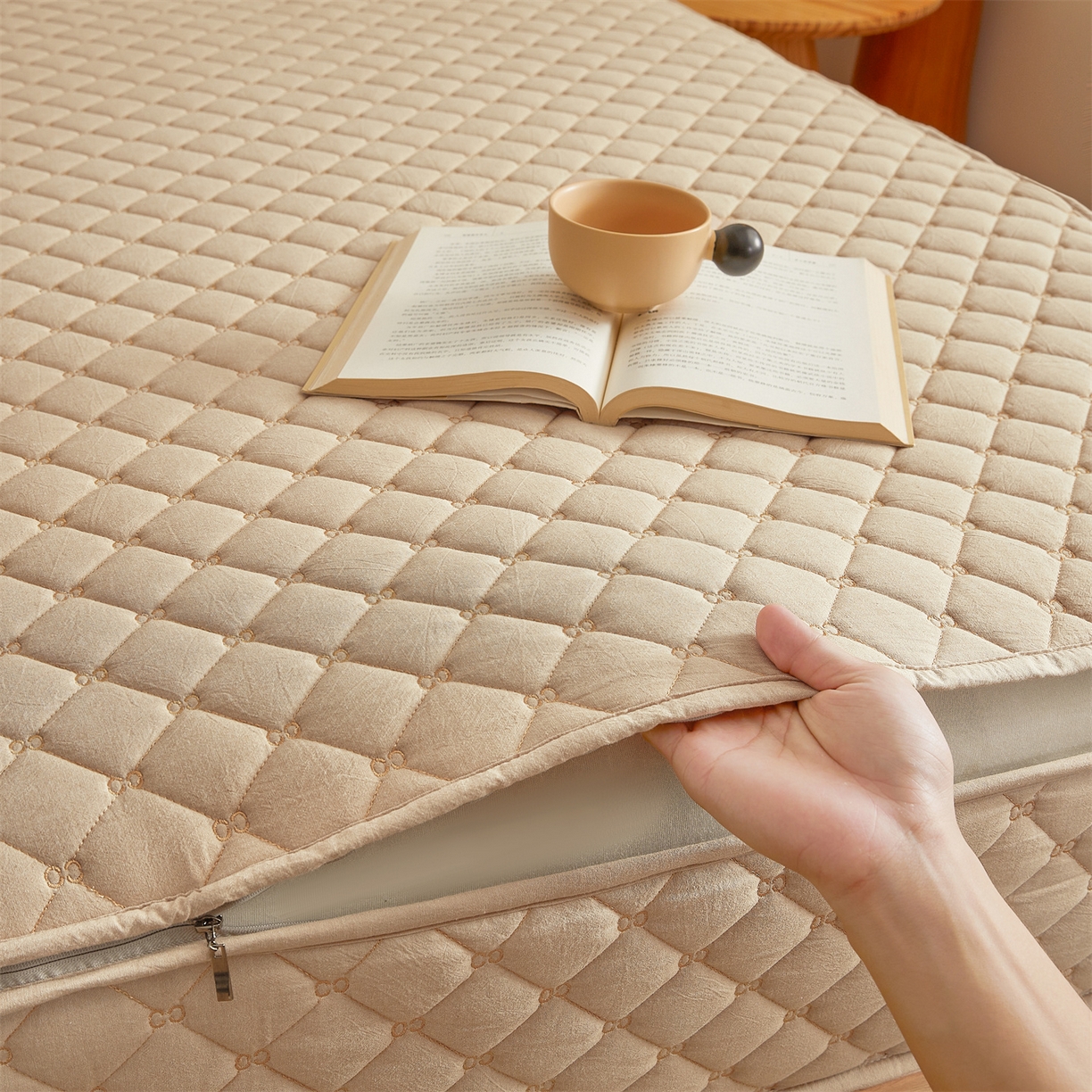 91家纺网 家纺一手货源 找家纺 伊人坊 2025新款A类全棉水洗棉六面全包夹棉床笠床垫保护套拉链床笠 浅米驼