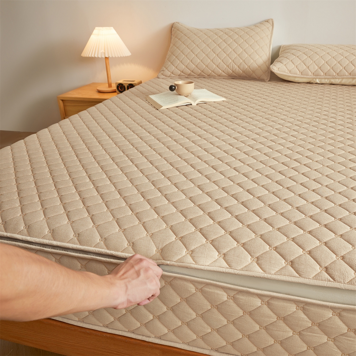 91家纺网 家纺一手货源 找家纺 伊人坊 2025新款A类全棉水洗棉六面全包夹棉床笠床垫保护套拉链床笠 浅米驼