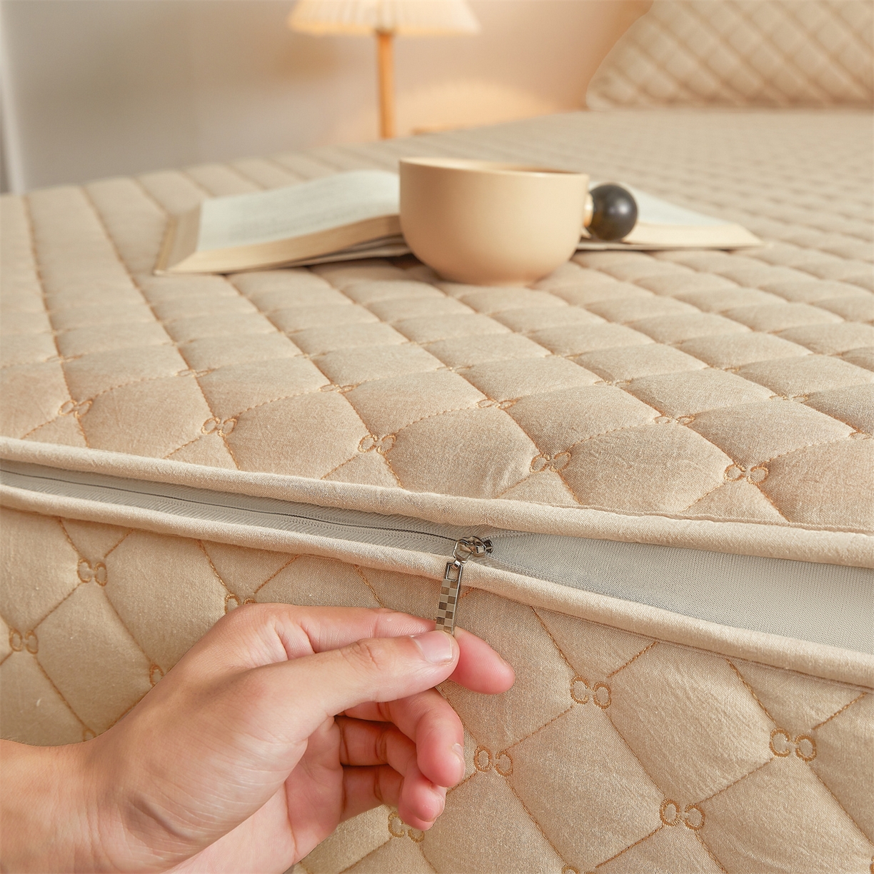 91家纺网 家纺一手货源 找家纺 伊人坊 2025新款A类全棉水洗棉六面全包夹棉床笠床垫保护套拉链床笠 浅米驼