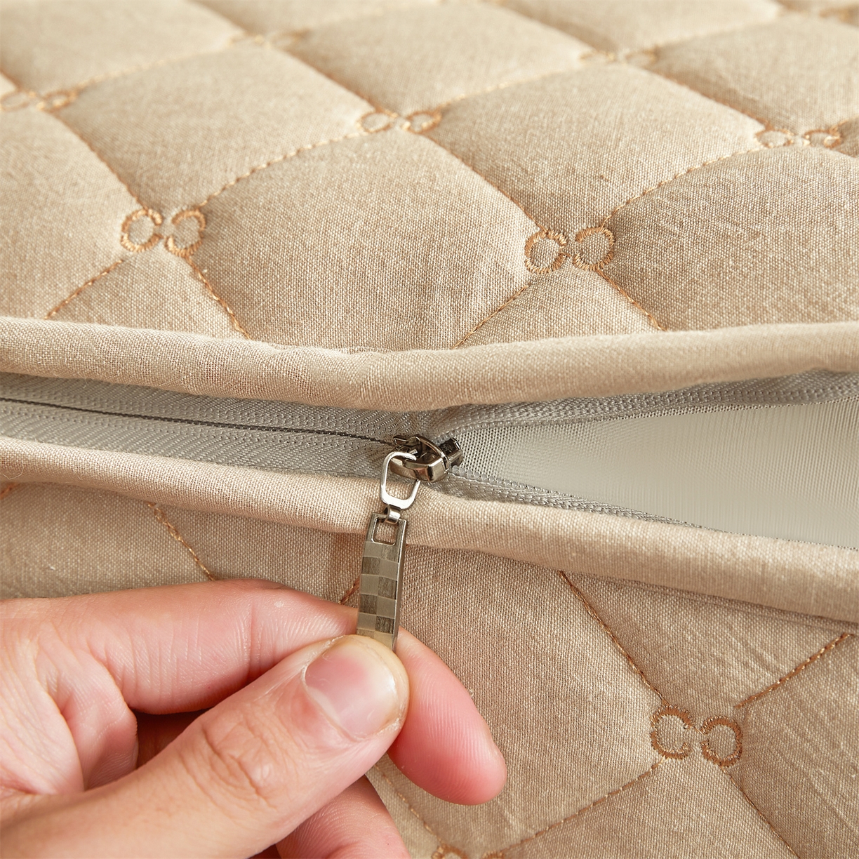 91家纺网 家纺一手货源 找家纺 伊人坊 2025新款A类全棉水洗棉六面全包夹棉床笠床垫保护套拉链床笠 浅米驼