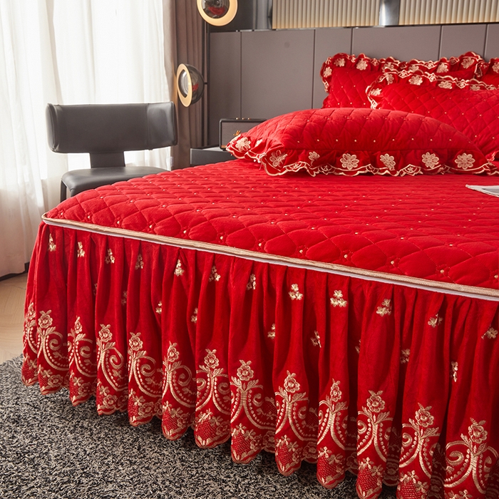 91家纺网 家纺一手货源 找家纺 罗艺轩 2025新款婴儿绒加厚保暖床裙式三件套-心语 心语-大红