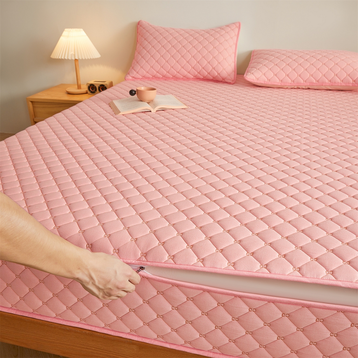 91家纺网 家纺一手货源 找家纺 伊人坊 2025新款A类全棉水洗棉六面全包夹棉床笠床垫保护套拉链床笠 樱花粉