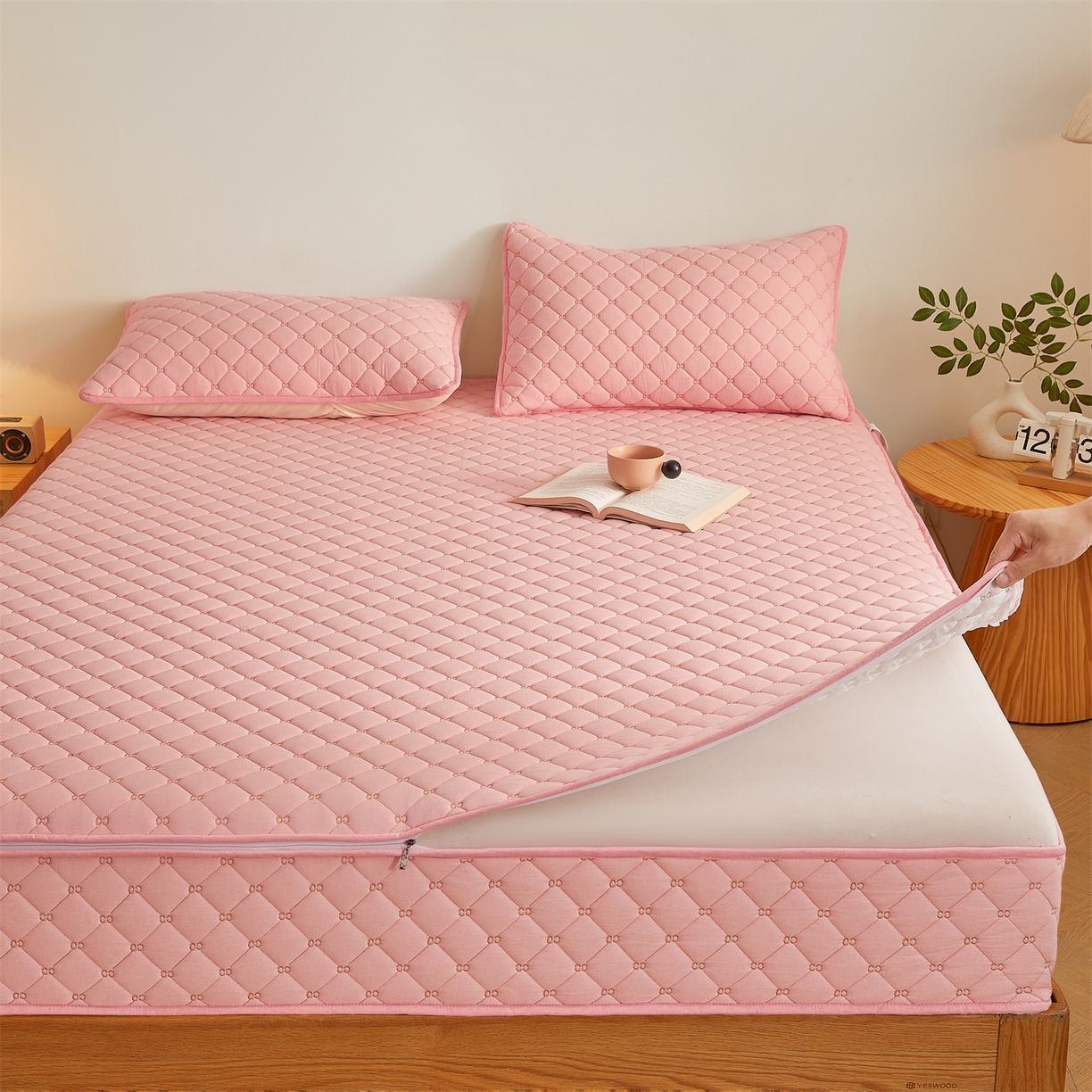 91家纺网 家纺一手货源 找家纺 伊人坊 2025新款A类全棉水洗棉六面全包夹棉床笠床垫保护套拉链床笠 樱花粉