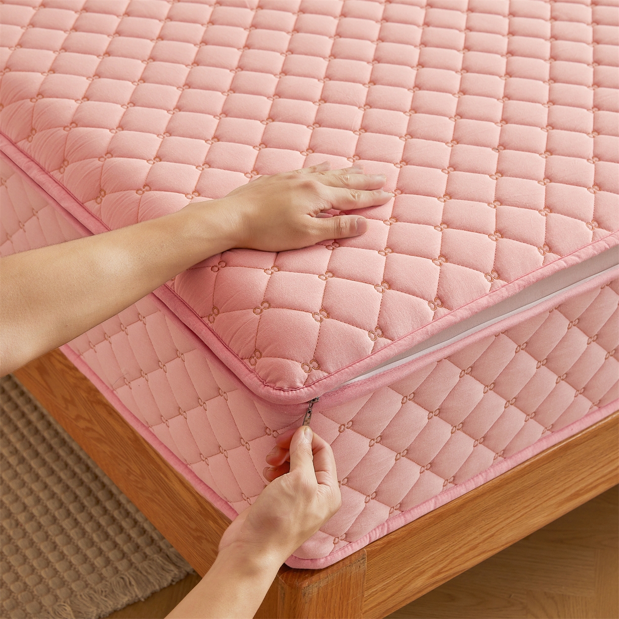 91家纺网 家纺一手货源 找家纺 伊人坊 2025新款A类全棉水洗棉六面全包夹棉床笠床垫保护套拉链床笠 樱花粉