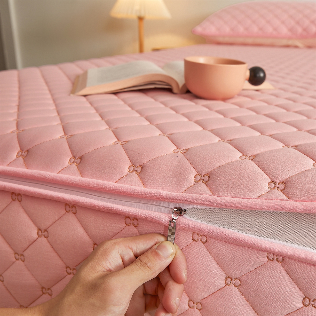 91家纺网 家纺一手货源 找家纺 伊人坊 2025新款A类全棉水洗棉六面全包夹棉床笠床垫保护套拉链床笠 樱花粉