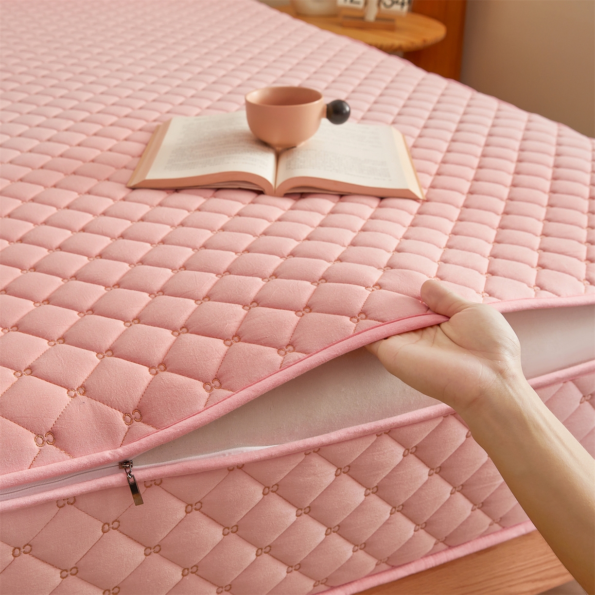 91家纺网 家纺一手货源 找家纺 伊人坊 2025新款A类全棉水洗棉六面全包夹棉床笠床垫保护套拉链床笠 樱花粉