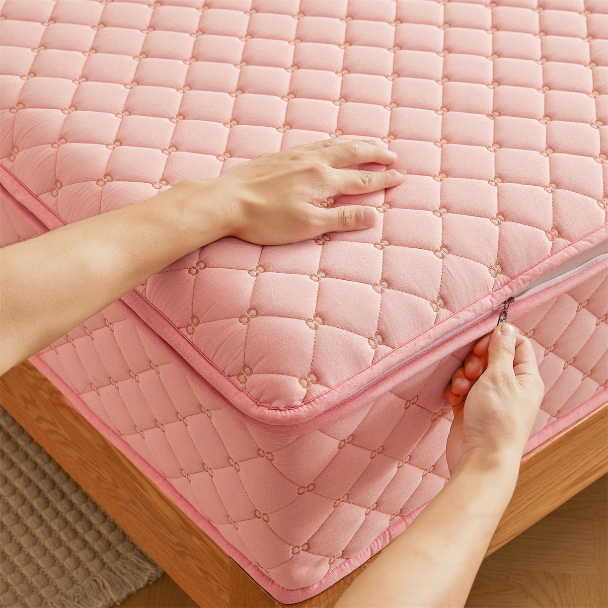 91家纺网 家纺一手货源 找家纺 伊人坊 2025新款A类全棉水洗棉六面全包夹棉床笠床垫保护套拉链床笠 樱花粉